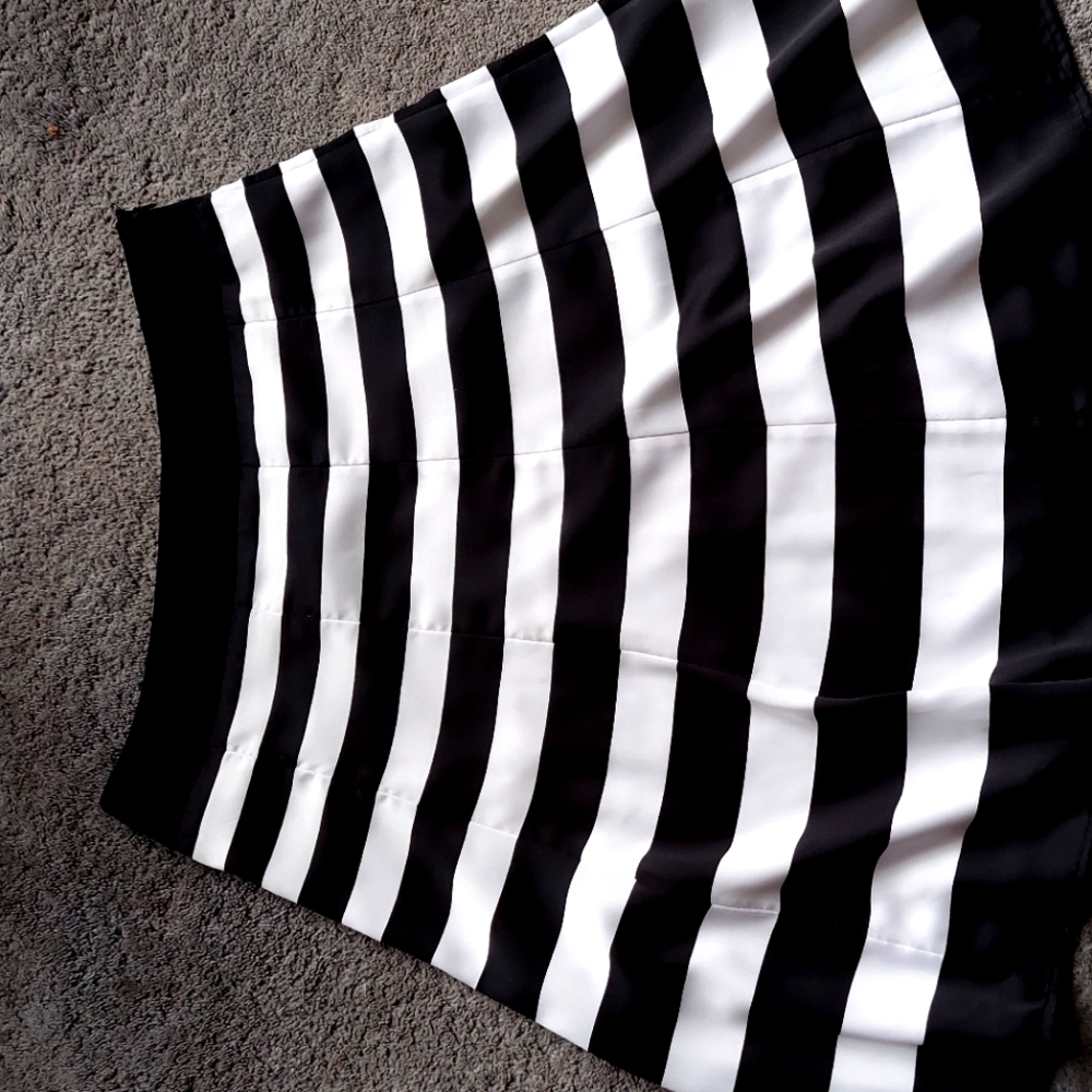 Size 8 White House Black Market black and white stripped skirt